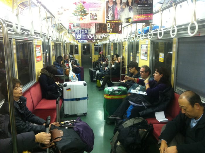 En el tren de camino al centro de Tokyo desde Narita. Las mochilas andan por el suelo. — Japón