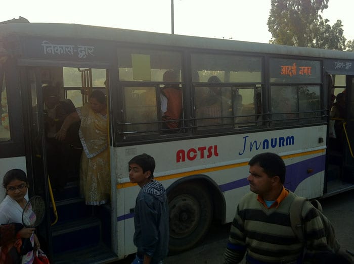 Cogiendo el autobús de línea en Pushkar. — India
