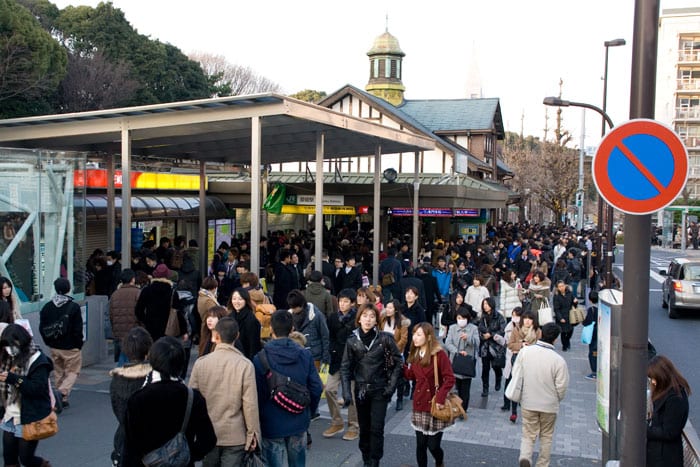 Cientos de personas en la estación de Shinjuku, una de las más transitadas — Tokyo, Japón