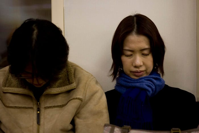 Gente durmiento en el metro de Tokyo