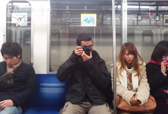 Todo el munso se para el viaje durmiendo, con el smartphone, leyendo o haciendo fotos — Tokyo, Japón