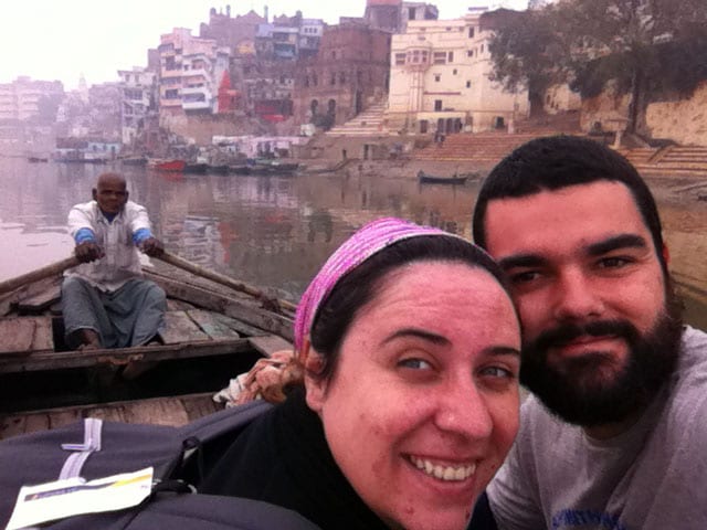 Paseo en barca por el río Ganges. Varanasi. India.