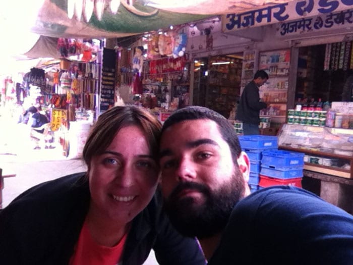 Desde una calle en un mercado de Pushkar. — India