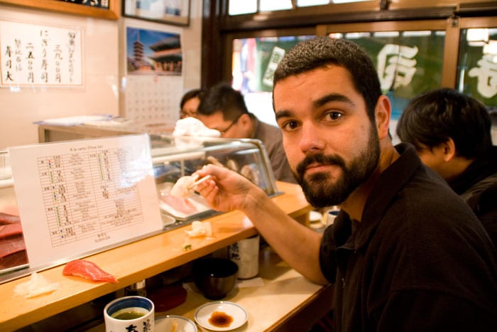 Comiendo sushi en el Sushi-Day - Tokyo