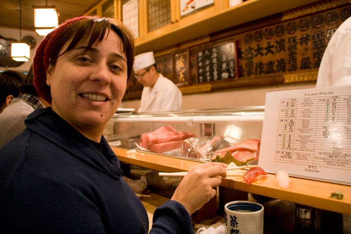 Comiendo sushi en el Sushi-Day - Tokyo