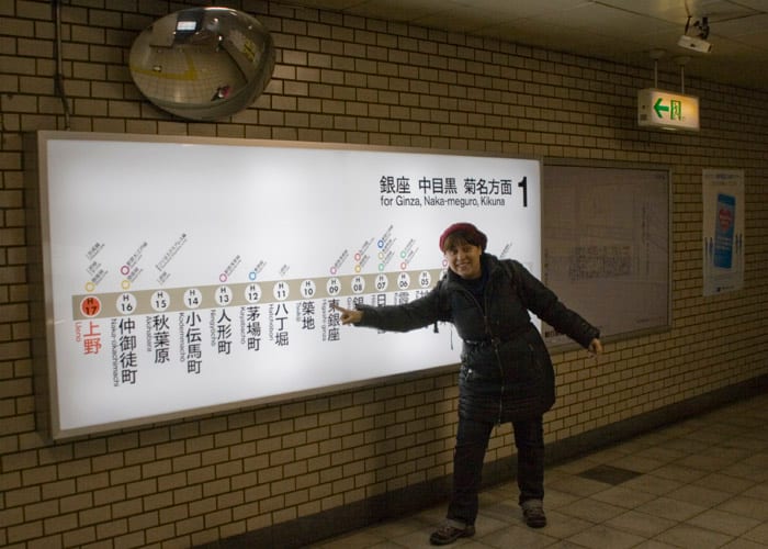 Ruth haciendo de Ruth en la linea de Ginza — Tokyo, Japón