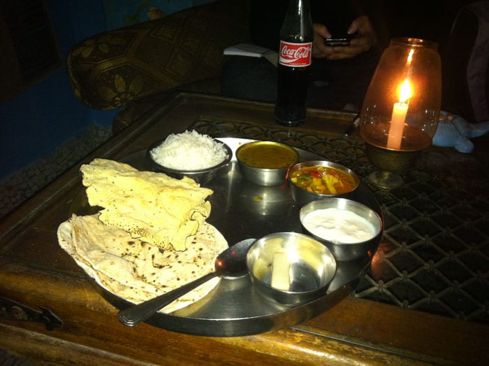 Thali. Plato típico de comida India con diferentes alimentos.