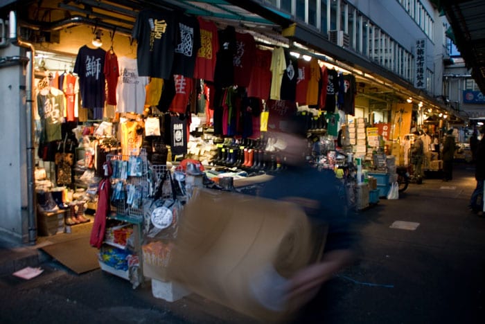 Tiendas en el mercado de pescado de Tsukiji — Tokyo, Japón
