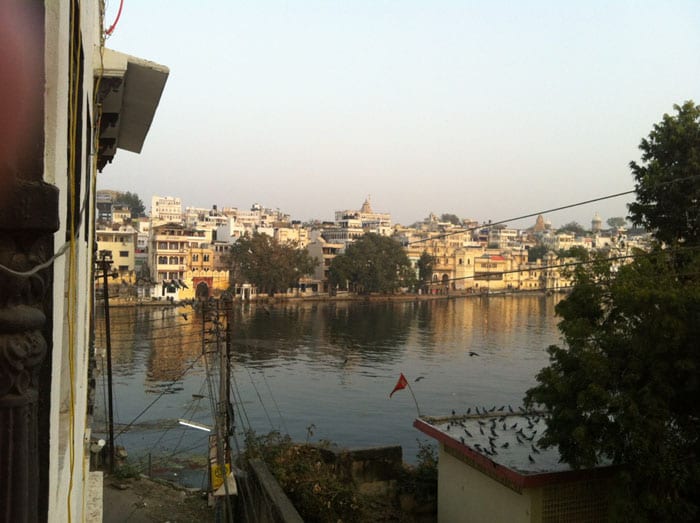 Vista del lago en Udaipur. — India