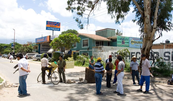 Carretera cortada en Atzompa (Oaxaca) pidiendo pavimentación — México