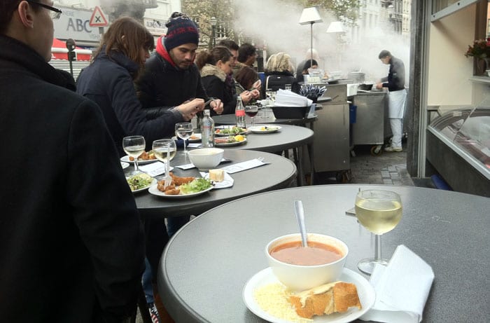 aunque-haga-frio-la-gente-sale-a-las-terrazas — Vivir en Bruselas, Bélgica