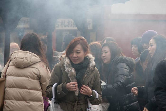 Los Japoneses reciben el humo del incienso como purificante. Templo Senso-Ji, Asakusa - Tokyo
