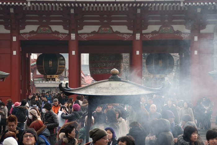Los Japoneses reciben el humo del incienso como purificante. Templo Senso-Ji, Asakusa - Tokyo