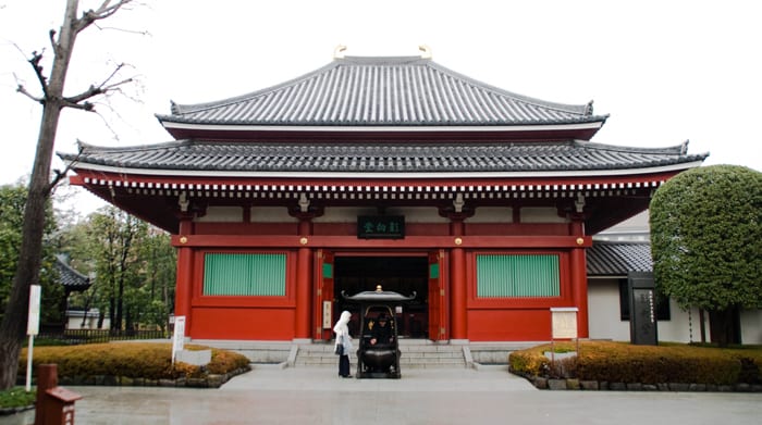 Entrada al templo SensoJi — Tokyo, Japón