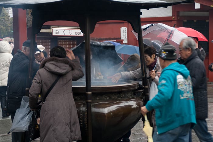 Los Japoneses reciben el humo del incienso como purificante. Templo SensoJi, Asakusa - Tokyo