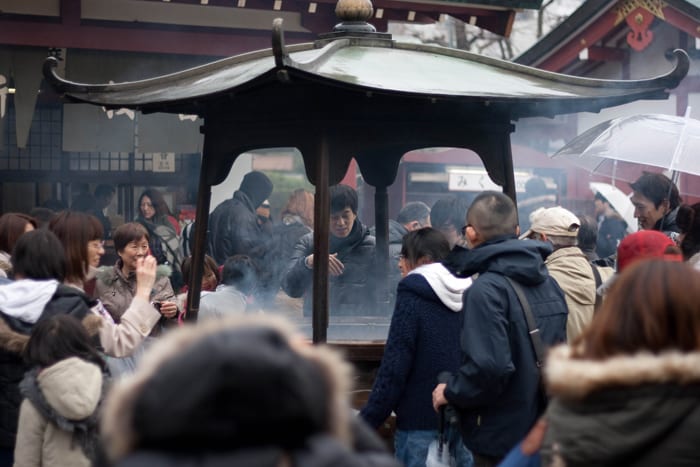 Los Japoneses reciben el humo del incienso como purificante. Templo SensoJi, Asakusa - Tokyo