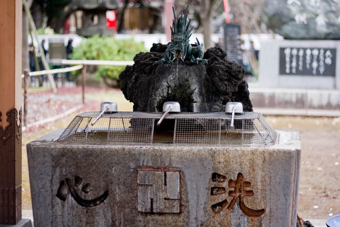 Fuente a la entrada del templo — Tokyo, Japón