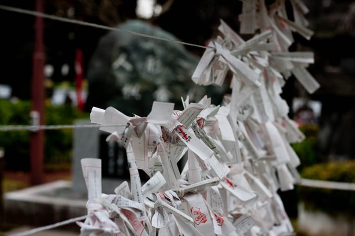 Omikuji (おみくじ) papeles con escritos de la fortuna — Tokyo, Japón