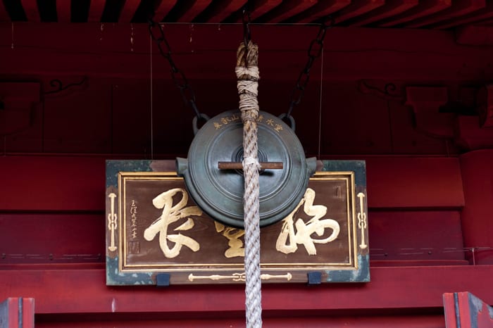 Gong en la entrada al templo — Tokyo, Japón
