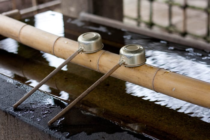 Cazos y fuente a la entrada del templo — Tokyo, Japón