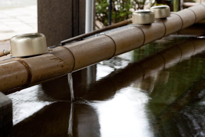 Cazos y fuente a la entrada del templo — Tokyo, Japón