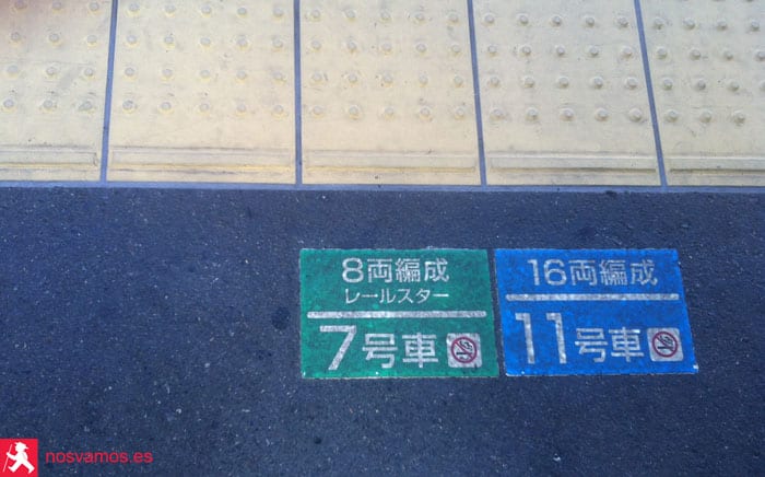 Marca informativa en un anden — Hiroshima, Japón