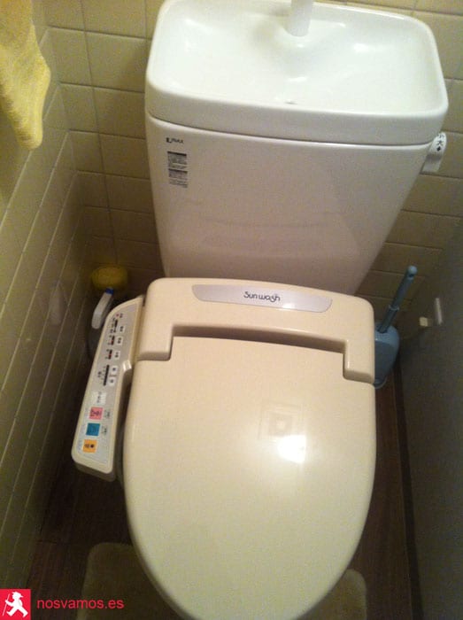 Famosa baza japonésa con todos sus útiles de higiene personal — Japón