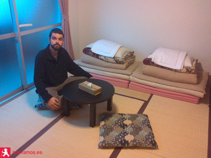 Interior de la habitación del J-Hoppers en Hiroshima — Japón