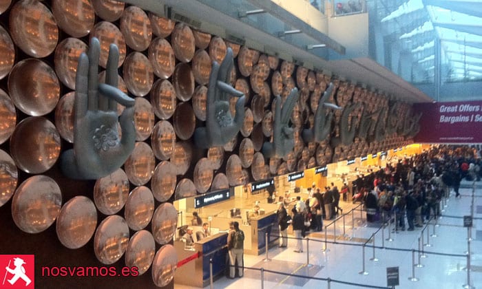Controles de seguridad en el aeropuerto de Delhi