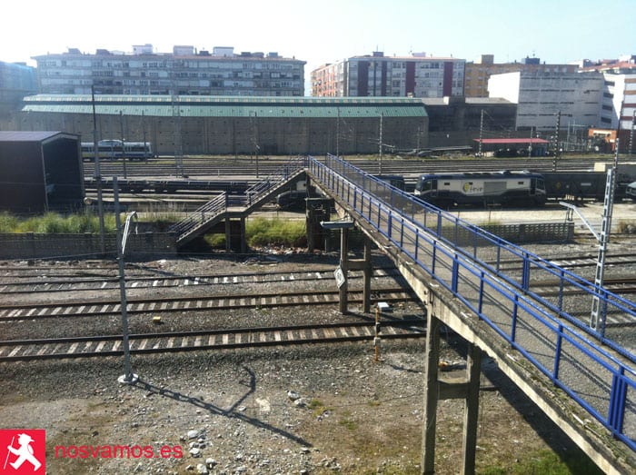 Pasarela sobre las vías del tren. Santander