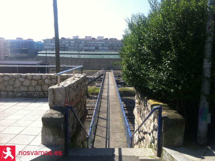 Pasarela sobre las vías del tren. Santander