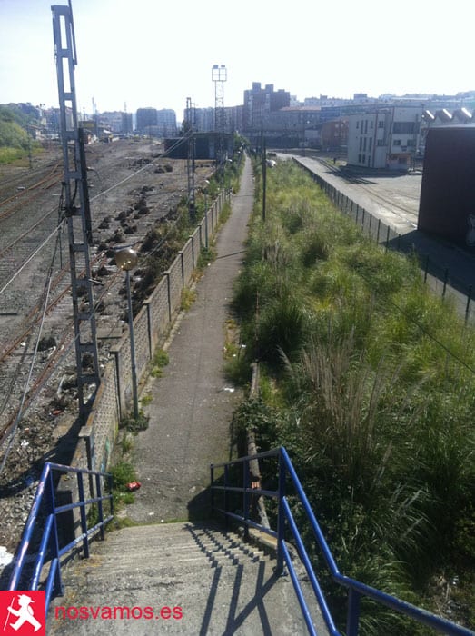 Calle de acceso al Museo del Ferrocarril, entre las dos pasarelas — Santander, España
