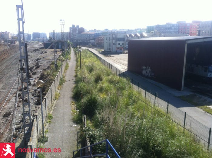 Calle de acceso al Museo del Ferrocarril, entre las dos pasarelas — Santander, España