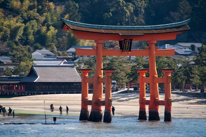 Vista del Tori del Itsukushima Shinto Shrine — Hiroshima, Japón
