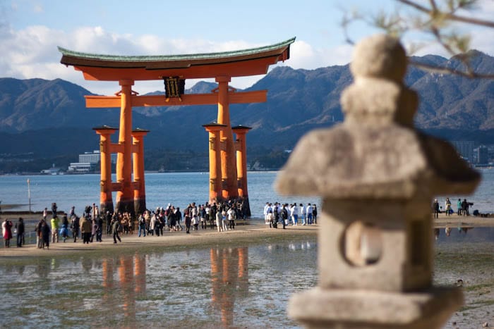 Otra vista más del tori desde Miyajima — Hiroshima, Japón