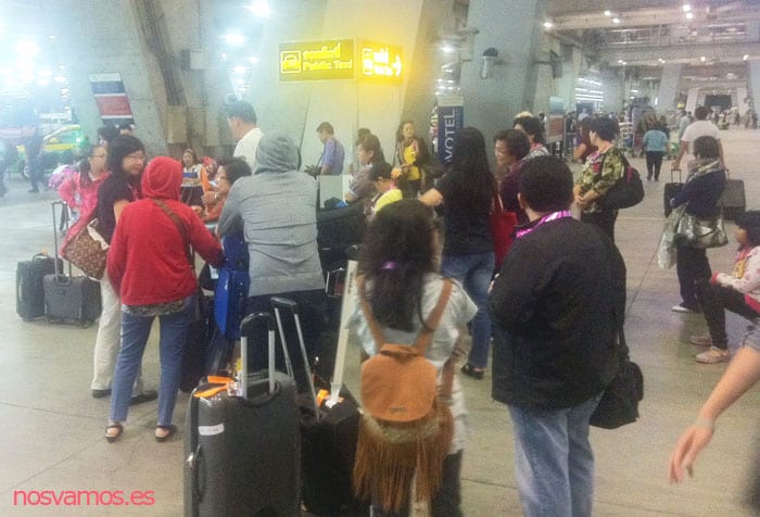 Fila para contratar un taxi a la salida del aeropuerto — Bangkok, Tailandia