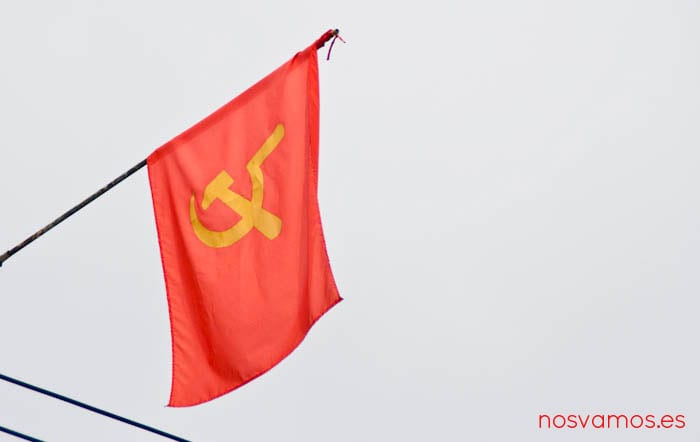 Bandera comunista a la llegada a Laos — Tailandia