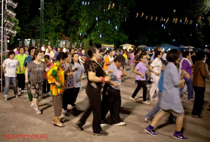 Después de la cena, a bajarla con un bailecito — Chiang Rai, Tailandia