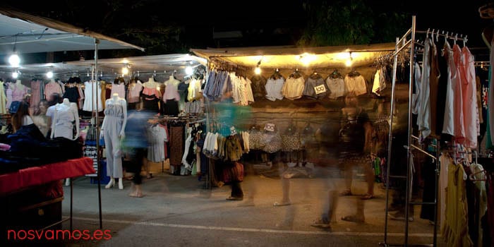 Por la noche, miles de personas pasan por el mercado — Chiang Rai, Tailandia