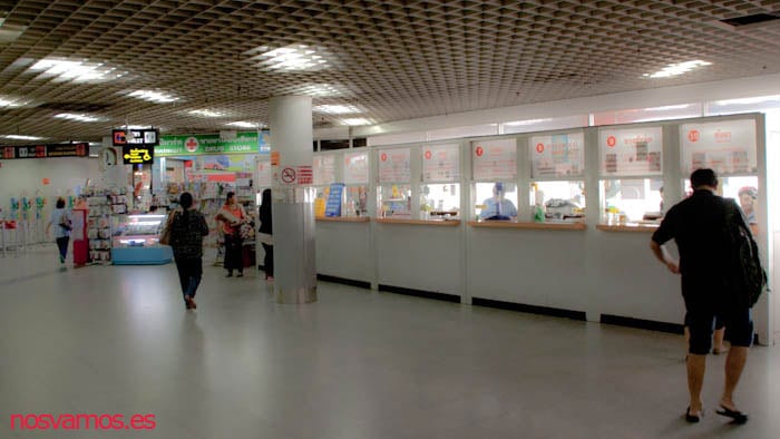 Mostradores de la estación de autobuses Mo Chit en Bangkok