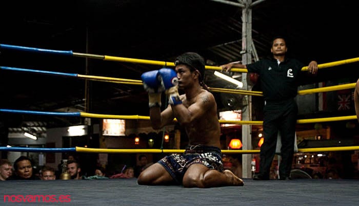 Ritual inicial de los luchadores antes del combate — Chiang Mai, Tailandia