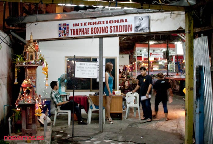 Entrada al Thaphae Boxing Stadium — Chiang Mai, Tailandia