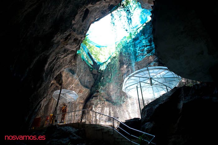 Interior del templo — Kanchanaburi, Tailandia