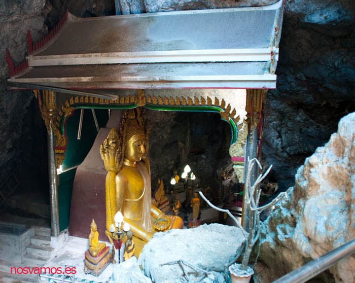Interior del templo — Kanchanaburi, Tailandia