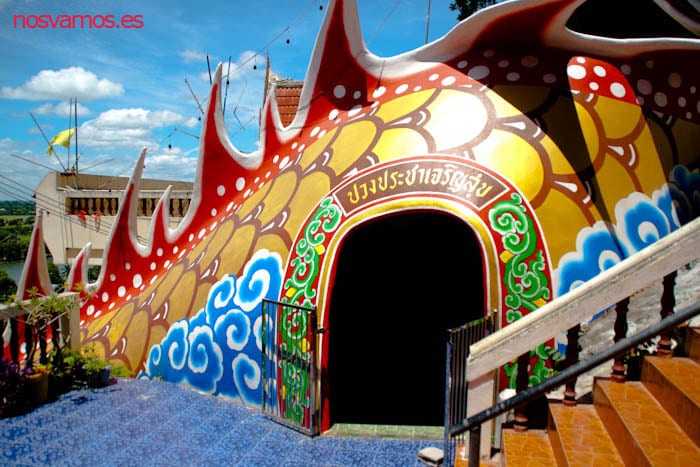 La salida del dragón antes de aceder al templo — Tailandia
