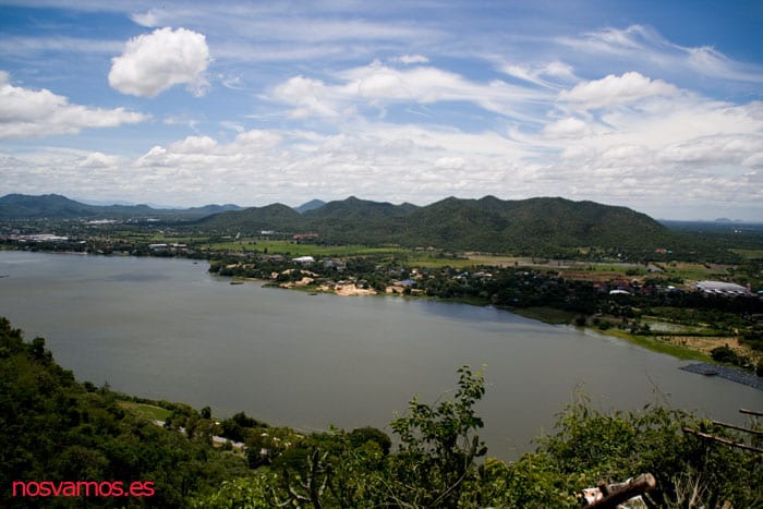 Vistas de Kanchanaburi desde la cima de la montaña