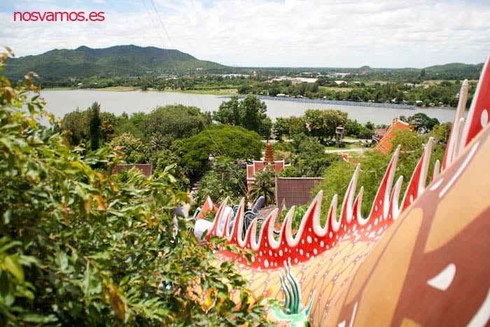 A medio camino de las escaleras, sales del interior del dragón, ya solo quedan 20' de escaleras — Kanchanaburi, Tailandia