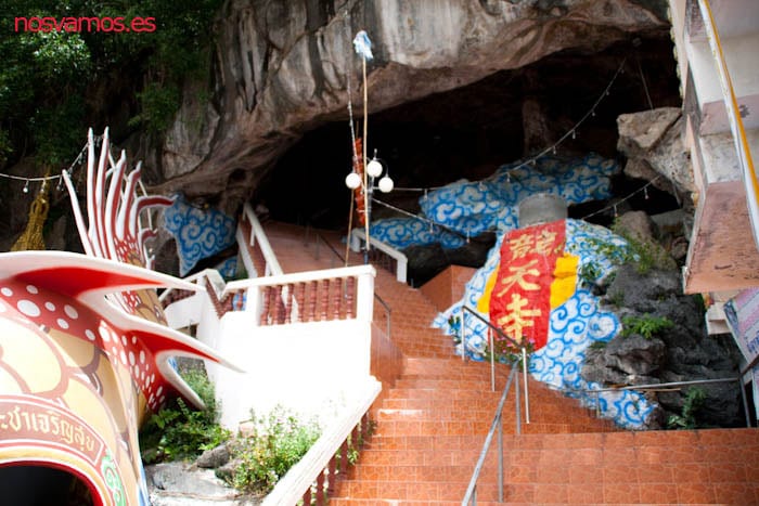 Interior del templo — Kanchanaburi, Tailandia