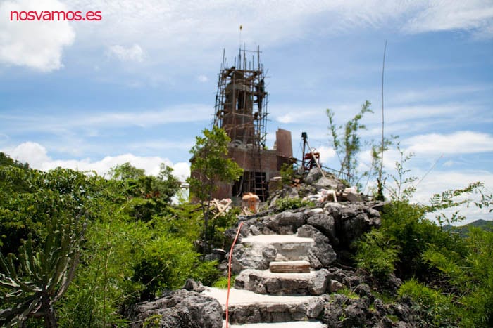 Pagoda en contrucción en la cima de la montaña — Kanchanaburi, Tailandia