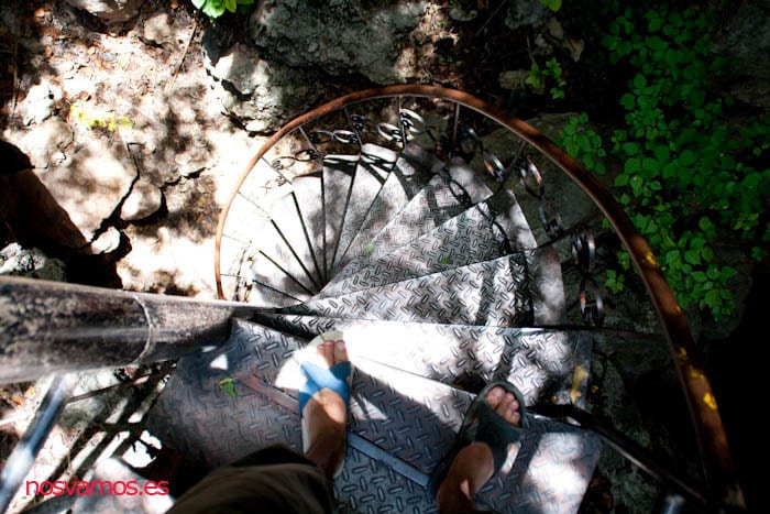 Escaleras para salir del templo en mitad de la montaña — Kanchanaburi, Tailandia